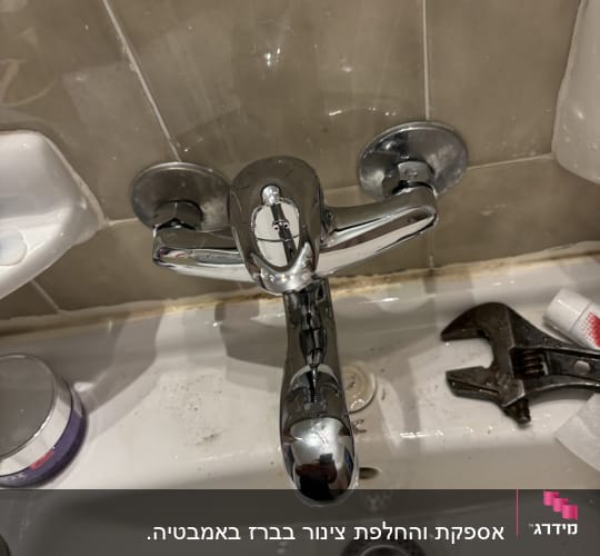 ברז כיור עם מפתח צינורות על השיש